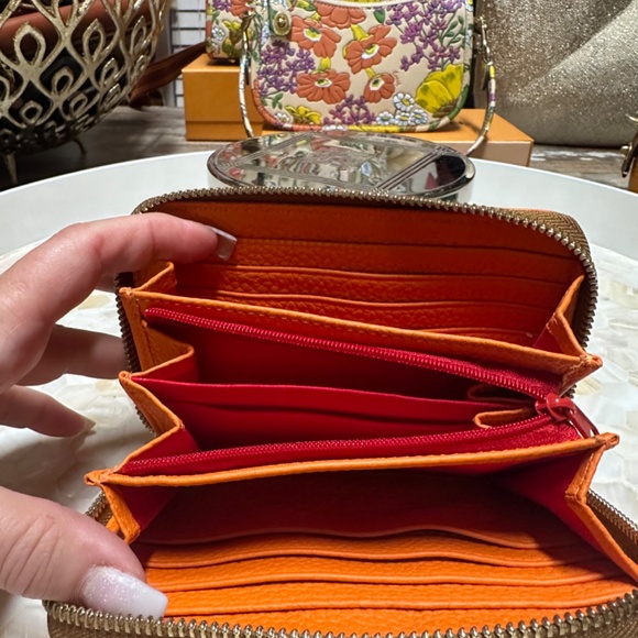 Dooney and Bourke Like New Zip around medium wallet! - Picture 6 of 8